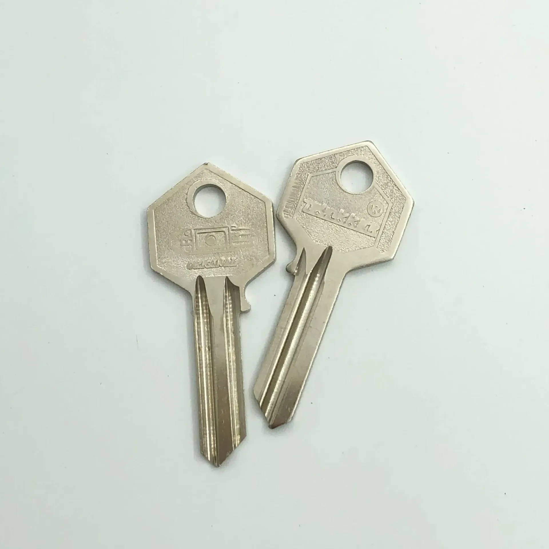 MODELO LLAVE  1000 LISA  X 100 UND IZQUIERDO